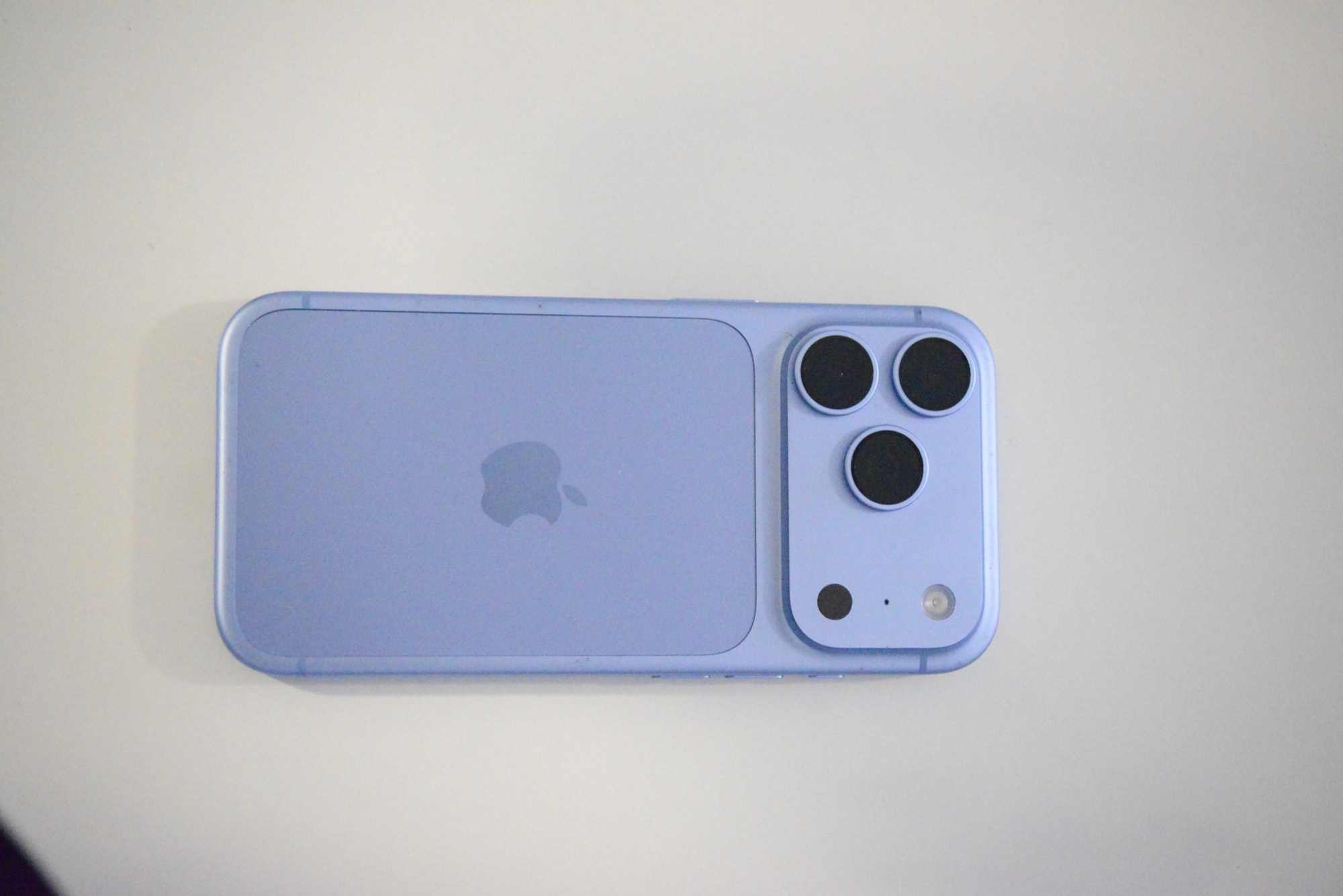 Retro dell’iPhone 18 Pro color Ghiacciaio con le tre fotocamere