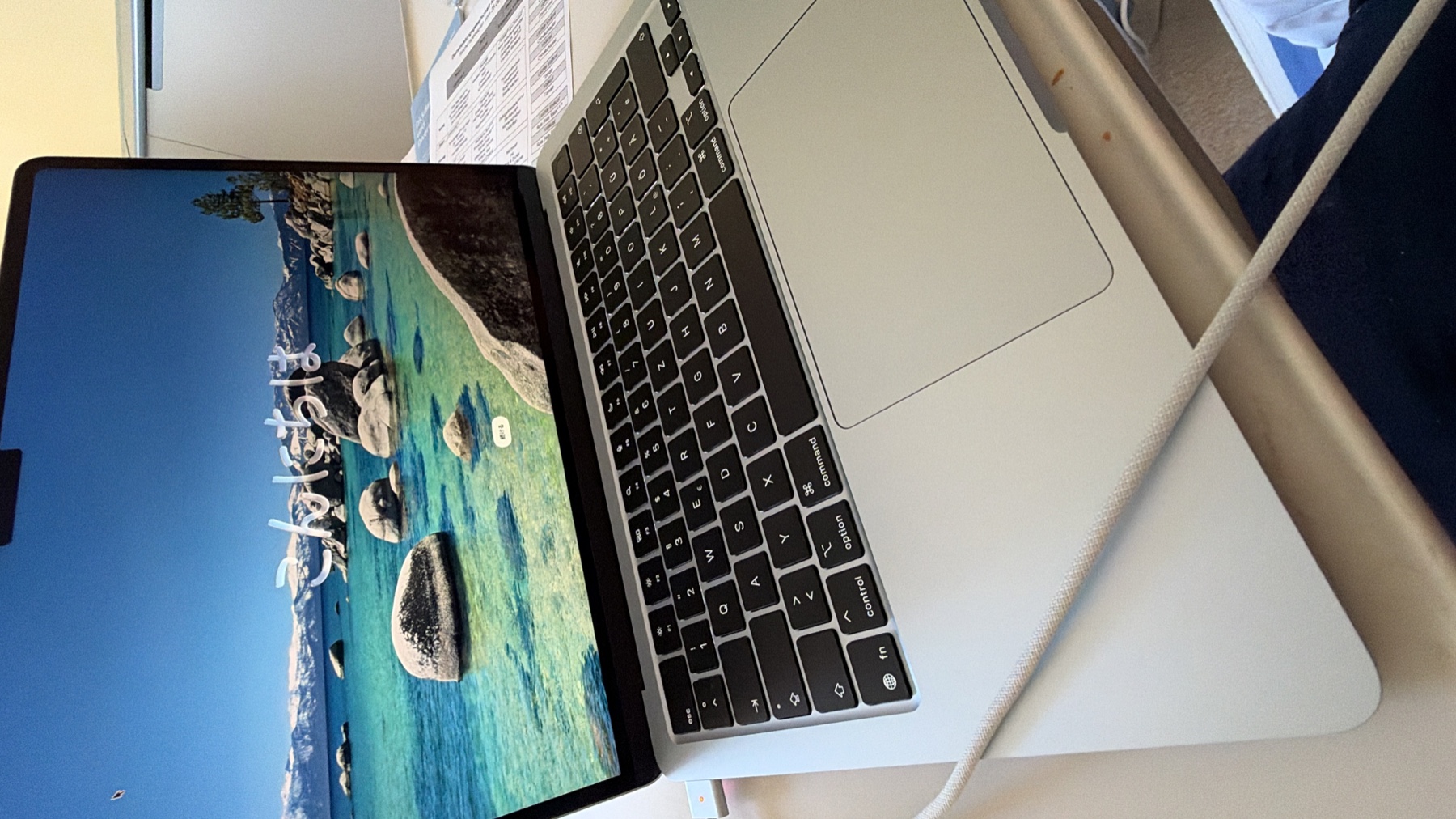 MacBook fotografato con iPhone 18 Pro durante il primo avvio