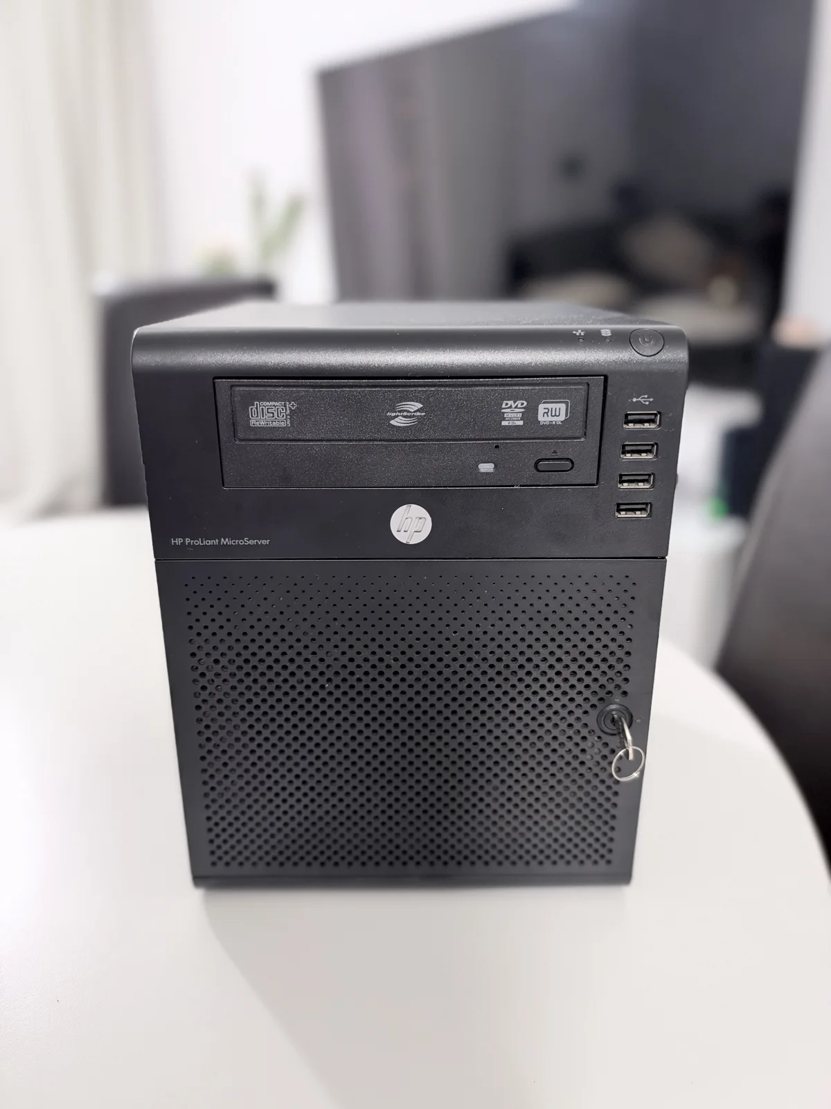 Il mio HP ProLiant MicroServer N40L, visto di fronte con lo sportello chiuso
